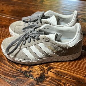 Like new kids Adidas Gazelle low top sneaker in Grey size 11k